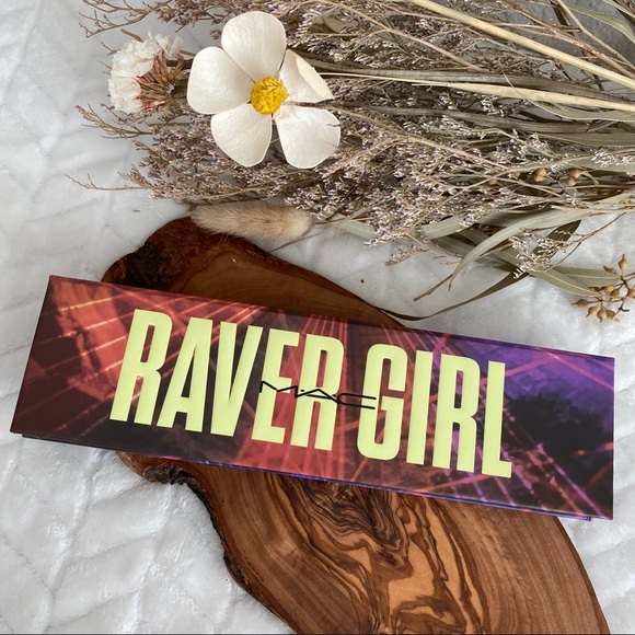 MAC Raver Girl Eyeshadow Palette - Picture 2 of 4